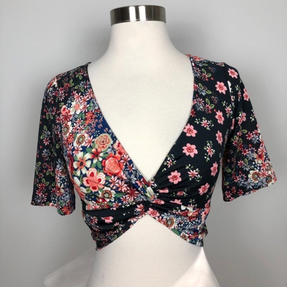 NWT POLLY AND ESTHER Twist front v neck crop